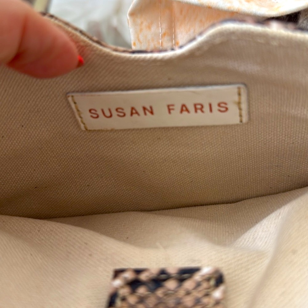 Adjustable Strap, Billfold Like Design, Thin - image 3